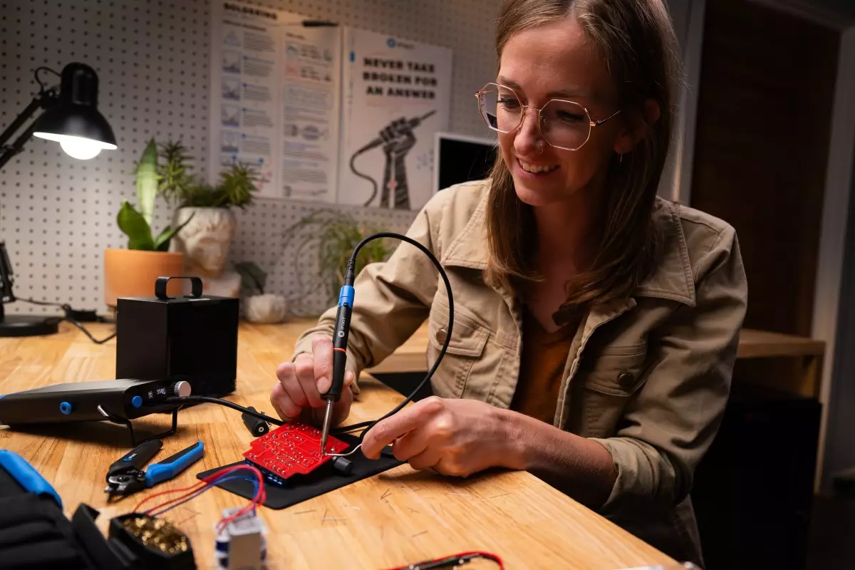 iFixit Launches a Game-Changer: The Fixhub Soldering Iron for Everyday Repair Enthusiasts